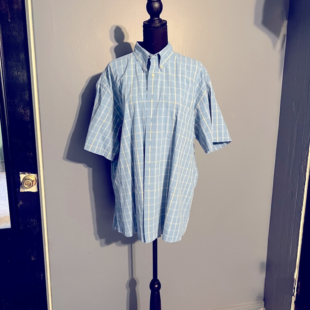 Pendleton Men’s short sleeve button down shirt.  Light blue plaid. Size XL.